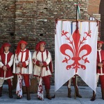 Foto Nicoloro G.   13/09/2026   Ravenna   Nell' ambito delle celebrazioni per il 705° annuale della morte di Dante Alighieri si e' svolta la tradizionale cerimonia dell' offerta da parte della citta' di Firenze dell' olio che alimentera' la lampada che illumina perennemente la tomba del Sommo Poeta. nella foto lo stendardo di Firenze, citta' che ogni anno per tradizione dona l' olio che alimentera' la lampada che illumina la tomba di Dante.