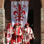 Foto Nicoloro G.   13/09/2026   Ravenna   Nell' ambito delle celebrazioni per il 705° annuale della morte di Dante Alighieri si e' svolta la tradizionale cerimonia dell' offerta da parte della citta' di Firenze dell' olio che alimentera' la lampada che illumina perennemente la tomba del Sommo Poeta. nella foto lo stendardo di Firenze accompagna l' ampolla contenete l' olio che alimentera' la lampada nella tomba di Dante.