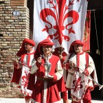 Foto Nicoloro G.   13/09/2026   Ravenna   Nell' ambito delle celebrazioni per il 705° annuale della morte di Dante Alighieri si e' svolta la tradizionale cerimonia dell' offerta da parte della citta' di Firenze dell' olio che alimentera' la lampada che illumina perennemente la tomba del Sommo Poeta. nella foto lo stendardo di Firenze accompagna l' ampolla contenete l' olio che alimentera' la lampada nella tomba di Dante.