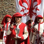 Foto Nicoloro G.   13/09/2026   Ravenna   Nell' ambito delle celebrazioni per il 705° annuale della morte di Dante Alighieri si e' svolta la tradizionale cerimonia dell' offerta da parte della citta' di Firenze dell' olio che alimentera' la lampada che illumina perennemente la tomba del Sommo Poeta. nella foto lo stendardo di Firenze accompagna l' ampolla contenete l' olio che alimentera' la lampada nella tomba di Dante.