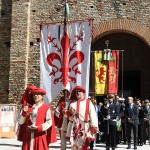 Foto Nicoloro G.   13/09/2026   Ravenna   Nell' ambito delle celebrazioni per il 705° annuale della morte di Dante Alighieri si e' svolta la tradizionale cerimonia dell' offerta da parte della citta' di Firenze dell' olio che alimentera' la lampada che illumina perennemente la tomba del Sommo Poeta. nella foto lo stendardo di Firenze accompagna l' ampolla contenete l' olio che alimentera' la lampada nella tomba di Dante.