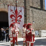 Foto Nicoloro G.   13/09/2026   Ravenna   Nell' ambito delle celebrazioni per il 705° annuale della morte di Dante Alighieri si e' svolta la tradizionale cerimonia dell' offerta da parte della citta' di Firenze dell' olio che alimentera' la lampada che illumina perennemente la tomba del Sommo Poeta. nella foto lo stendardo di Firenze accompagna l' ampolla contenete l' olio che alimentera' la lampada nella tomba di Dante.
