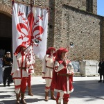 Foto Nicoloro G.   13/09/2026   Ravenna   Nell' ambito delle celebrazioni per il 705° annuale della morte di Dante Alighieri si e' svolta la tradizionale cerimonia dell' offerta da parte della citta' di Firenze dell' olio che alimentera' la lampada che illumina perennemente la tomba del Sommo Poeta. nella foto lo stendardo di Firenze accompagna l' ampolla contenete l' olio che alimentera' la lampada nella tomba di Dante.
