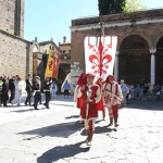 Foto Nicoloro G.   13/09/2026   Ravenna   Nell' ambito delle celebrazioni per il 705° annuale della morte di Dante Alighieri si e' svolta la tradizionale cerimonia dell' offerta da parte della citta' di Firenze dell' olio che alimentera' la lampada che illumina perennemente la tomba del Sommo Poeta. nella foto il corteo con alla testa l' ampolla contenete l' olio che alimentera' la lampada nella tomba di Dante.