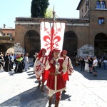 Foto Nicoloro G.   13/09/2026   Ravenna   Nell' ambito delle celebrazioni per il 705° annuale della morte di Dante Alighieri si e' svolta la tradizionale cerimonia dell' offerta da parte della citta' di Firenze dell' olio che alimentera' la lampada che illumina perennemente la tomba del Sommo Poeta. nella foto il corteo con alla testa l' ampolla contenete l' olio che alimentera' la lampada nella tomba di Dante.