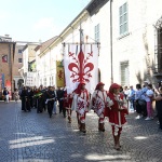 Foto Nicoloro G.   13/09/2026   Ravenna   Nell' ambito delle celebrazioni per il 705° annuale della morte di Dante Alighieri si e' svolta la tradizionale cerimonia dell' offerta da parte della citta' di Firenze dell' olio che alimentera' la lampada che illumina perennemente la tomba del Sommo Poeta. nella foto il corteo con alla testa l' ampolla contenete l' olio che alimentera' la lampada nella tomba di Dante.
