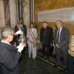 Foto Nicoloro G.   13/09/2026   Ravenna   Nell' ambito delle celebrazioni per il 705° annuale della morte di Dante Alighieri si e' svolta la tradizionale cerimonia dell' offerta da parte della citta' di Firenze dell' olio che alimentera' la lampada che illumina perennemente la tomba del Sommo Poeta. nella foto il commesso comunale versa l'olio nella lampada che illumina sempre la tomba di Dante.