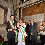 Foto Nicoloro G.   13/09/2026   Ravenna   Nell' ambito delle celebrazioni per il 705° annuale della morte di Dante Alighieri si e' svolta la tradizionale cerimonia dell' offerta da parte della citta' di Firenze dell' olio che alimentera' la lampada che illumina perennemente la tomba del Sommo Poeta. nella foto il sindaco Alessandro Barattoni e la vicesindaca di Firenze Paola Galgani accendono la lampada che illumina sempre la tomba di Dante.
