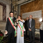 Foto Nicoloro G.   13/09/2026   Ravenna   Nell' ambito delle celebrazioni per il 705° annuale della morte di Dante Alighieri si e' svolta la tradizionale cerimonia dell' offerta da parte della citta' di Firenze dell' olio che alimentera' la lampada che illumina perennemente la tomba del Sommo Poeta. nella foto il sindaco Alessandro Barattoni e la vicesindaca di Firenze Paola Galgani accendono la lampada che illumina sempre la tomba di Dante.