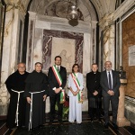 Foto Nicoloro G.   13/09/2026   Ravenna   Nell' ambito delle celebrazioni per il 705° annuale della morte di Dante Alighieri si e' svolta la tradizionale cerimonia dell' offerta da parte della citta' di Firenze dell' olio che alimentera' la lampada che illumina perennemente la tomba del Sommo Poeta. nella foto da sinistra fra Ivo Laurentini, fra Carlos Alberto Trovarelli, il sindaco Alessandro Barattoni, la vicesindaca di Firenze Paola Galgani, l' arcivescovo Lorenzo Ghizzoni e il prefetto Raffaele Ricciardi.