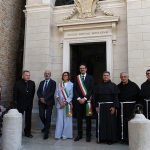 Foto Nicoloro G.   13/09/2026   Ravenna   Nell' ambito delle celebrazioni per il 705° annuale della morte di Dante Alighieri si e' svolta la tradizionale cerimonia dell' offerta da parte della citta' di Firenze dell' olio che alimentera' la lampada che illumina perennemente la tomba del Sommo Poeta. nella foto da sinistra l' arcivescovo Lorenzo Ghizzoni, il prefetto Raffaele Ricciardi, la vicesindaca di Firenze Paola Galgani, il sindaco di Ravenna Alessandro Barattoni e fra Carlos Alberto Trovarelli ministro generale dei Frati minori conventuali.