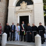 Foto Nicoloro G.   13/09/2026   Ravenna   Nell' ambito delle celebrazioni per il 705° annuale della morte di Dante Alighieri si e' svolta la tradizionale cerimonia dell' offerta da parte della citta' di Firenze dell' olio che alimentera' la lampada che illumina perennemente la tomba del Sommo Poeta. nella foto da sinistra l' arcivescovo Lorenzo Ghizzoni, il prefetto Raffaele Ricciardi, la vicesindaca di Firenze Paola Galgani, il sindaco di Ravenna Alessandro Barattoni e fra Carlos Alberto Trovarelli ministro generale dei Frati minori conventuali.
