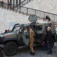 Foto Nicoloro G. 03/11/2012 Milano Nell’ ambito delle celebrazioni delle Forze Armate, che si concluderanno domani 4 novembre, in mattinata la Banda musicale dei Carabinieri si è esibita davanti al palazzo Reale tra gli applausi dei numerosi cittadini e turisti presenti. Inoltre la piazzetta è diventata palcoscenico per mostrare numerosi mezzi militari del passato e attuali. nella foto Mezzo per le