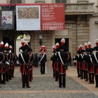 Foto Nicoloro G. 03/11/2012 Milano Nell’ ambito delle celebrazioni delle Forze Armate, che si concluderanno domani 4 novembre, in mattinata la Banda musicale dei Carabinieri si è esibita davanti al palazzo Reale tra gli applausi dei numerosi cittadini e turisti presenti. Inoltre la piazzetta è diventata palcoscenico per mostrare numerosi mezzi militari del passato e attuali. nella foto Banda musicale dei Carabinieri