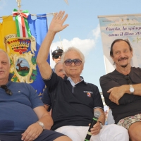Foto Nicoloro G.  15/08/2012 Cervia (Ravenna)  Diciottesima edizione di ”Cervia, la spiaggia ama il libro“, tradizionale appuntamento di Ferragosto che vede gli scrittori sbarcare sulla spiaggia di Cervia portati da antiche barche a vela. nella foto Giancarlo Mazzuca – Luca Goldoni – Andrea Mingardi