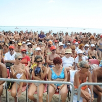 Foto Nicoloro G.  15/08/2012 Cervia (Ravenna)  Diciottesima edizione di ”Cervia, la spiaggia ama il libro“, tradizionale appuntamento di Ferragosto che vede gli scrittori sbarcare sulla spiaggia di Cervia portati da antiche barche a vela. nella foto La folla di bagnanti lettori