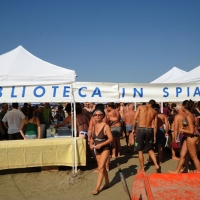 Foto Nicoloro G. 15/08/2012 Cervia ( Ravenna ) Ventesima edizione di ” Cervia, la spiaggia ama il libro “, tradizionale appuntamento di Ferragosto che vede gli scrittori sbarcare sulla spiaggia di Cervia portati da antiche barche a vela. nella foto La biblioteca sulla spiaggia