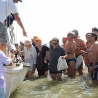 Foto Nicoloro G. 15/08/2012 Cervia ( Ravenna ) Ventesima edizione di ” Cervia, la spiaggia ama il libro “, tradizionale appuntamento di Ferragosto che vede gli scrittori sbarcare sulla spiaggia di Cervia portati da antiche barche a vela. nella foto Luca Goldoni – Maria Rita Parsi – Marcello Fois