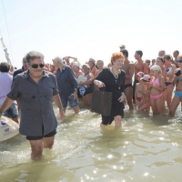 Foto Nicoloro G. 15/08/2012 Cervia ( Ravenna ) Ventesima edizione di ” Cervia, la spiaggia ama il libro “, tradizionale appuntamento di Ferragosto che vede gli scrittori sbarcare sulla spiaggia di Cervia portati da antiche barche a vela. nella foto Marcello Fois – Maria Rita Parsi
