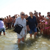 Foto Nicoloro G. 15/08/2012 Cervia ( Ravenna ) Ventesima edizione di ” Cervia, la spiaggia ama il libro “, tradizionale appuntamento di Ferragosto che vede gli scrittori sbarcare sulla spiaggia di Cervia portati da antiche barche a vela. nella foto Luca Goldoni – Terenzio Medri