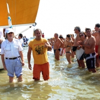 Foto Nicoloro G. 15/08/2012 Cervia ( Ravenna ) Ventesima edizione di ” Cervia, la spiaggia ama il libro “, tradizionale appuntamento di Ferragosto che vede gli scrittori sbarcare sulla spiaggia di Cervia portati da antiche barche a vela. nella foto Roberto Barbolini – Cristiano Cavina