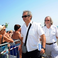 Foto Nicoloro G. 15/08/2012 Cervia ( Ravenna ) Ventesima edizione di ” Cervia, la spiaggia ama il libro “, tradizionale appuntamento di Ferragosto che vede gli scrittori sbarcare sulla spiaggia di Cervia portati da antiche barche a vela. nella foto Alessandro Goldoni – Roberto Barbolini