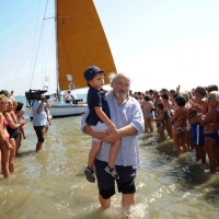 Foto Nicoloro G. 15/08/2012 Cervia ( Ravenna ) Ventesima edizione di ” Cervia, la spiaggia ama il libro “, tradizionale appuntamento di Ferragosto che vede gli scrittori sbarcare sulla spiaggia di Cervia portati da antiche barche a vela. nella foto Salvatore Giannella