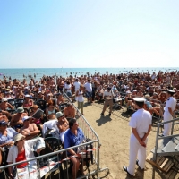 Foto Nicoloro G. 15/08/2012 Cervia ( Ravenna ) Ventesima edizione di ” Cervia, la spiaggia ama il libro “, tradizionale appuntamento di Ferragosto che vede gli scrittori sbarcare sulla spiaggia di Cervia portati da antiche barche a vela. nella foto Il pubblico