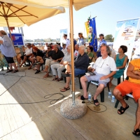 Foto Nicoloro G. 15/08/2012 Cervia ( Ravenna ) Ventesima edizione di ” Cervia, la spiaggia ama il libro “, tradizionale appuntamento di Ferragosto che vede gli scrittori sbarcare sulla spiaggia di Cervia portati da antiche barche a vela. nella foto Alessandro Goldoni – Piero Focaccia – Maria Rita Parsi – Marcello Fois – Beppe Boni – Luca Goldoni