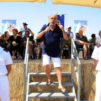 Foto Nicoloro G. 15/08/2012 Cervia ( Ravenna ) Ventesima edizione di ” Cervia, la spiaggia ama il libro “, tradizionale appuntamento di Ferragosto che vede gli scrittori sbarcare sulla spiaggia di Cervia portati da antiche barche a vela. nella foto Piero Focaccia