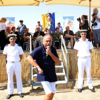 Foto Nicoloro G. 15/08/2012 Cervia ( Ravenna ) Ventesima edizione di ” Cervia, la spiaggia ama il libro “, tradizionale appuntamento di Ferragosto che vede gli scrittori sbarcare sulla spiaggia di Cervia portati da antiche barche a vela. nella foto Piero Focaccia