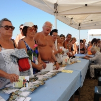 Foto Nicoloro G. 15/08/2012 Cervia ( Ravenna ) Ventesima edizione di ” Cervia, la spiaggia ama il libro “, tradizionale appuntamento di Ferragosto che vede gli scrittori sbarcare sulla spiaggia di Cervia portati da antiche barche a vela. nella foto Lettori in attesa degli autografi di scrittori