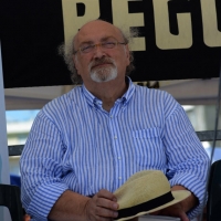 Foto Nicoloro G.  15/08/2014  Cervia ( Ravenna )  22° edizione di " Cervia, la spiaggia ama il libro ". nella foto lo scrittore Salvatore Giannella che presenta il suo libro " Operazione salvataggio ".