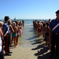 Foto Nicoloro G.  15/08/2014  Cervia ( Ravenna )  22° edizione di " Cervia, la spiaggia ama il libro ". nella foto il pubblico assiepato in riva al mare in attesa dello sbarco degli scrittori.