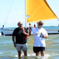 Foto Nicoloro G.  15/08/2014  Cervia ( Ravenna )  22° edizione di \" Cervia, la spiaggia ama il libro \". nella foto a destra il giornalista sportivo Italo Cucci sbarca sulla spiaggia di Cervia con il vicedirettore de \" Il Resto del Carlino \" Beppe Boni.
