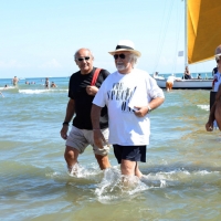 Foto Nicoloro G.   15/08/2014  Cervia ( Ravenna )  22° edizione di \" Cervia, la spiaggia ama il libro \". nella foto a destra il giornalista sportivo Italo Cucci sbarca sulla spiaggia di Cervia con il vicedirettore de \" Il Resto del Carlino \" Beppe Boni.