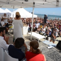 Foto Nicoloro G.  15/08/2014  Cervia ( Ravenna )  22° edizione di " Cervia, la spiaggia ama il libro ". nella foto una veduta della spiaggia di Cervia gremita di bagnanti che assistono alla manifestazione.