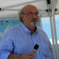 Foto Nicoloro G.  15/08/2014  Cervia ( Ravenna )  22° edizione di " Cervia, la spiaggia ama il libro ". nella foto lo scrittore Salvatore Giannella che presenta il suo libro " Operazione salvataggio ".