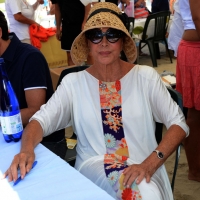 Foto Nicoloro G.  15/08/2014  Cervia ( Ravenna )  22° edizione di \" Cervia, la spiaggia ama il libro \". nella foto Marina Ripa di Meana che presenta il suo ultimo libro \" Invecchierò ma con calma \".