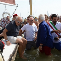 Foto Nicoloro G.  15/08/2015   Cervia ( Ravenna )  Ventitreesima edizione di " Cervia, la spiaggia ama il libro ", con il tradizionale sbarco degli scrittori sulla spiaggia della cittadina romagnola. nella foto l' arrivo del sindaco Luca Coffari di Arrigo Sacchi e del vicedirettore del Resto del Carlino Beppe Boni.