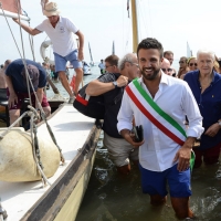 Foto Nicoloro G.  15/08/2015   Cervia ( Ravenna )  Ventitreesima edizione di " Cervia, la spiaggia ama il libro ", con il tradizionale sbarco degli scrittori sulla spiaggia della cittadina romagnola. nella foto il sindaco di Cervia Luca Coffari al suo sbarco.