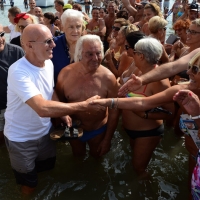 Foto Nicoloro G.  15/08/2015   Cervia ( Ravenna )  Ventitreesima edizione di " Cervia, la spiaggia ama il libro ", con il tradizionale sbarco degli scrittori sulla spiaggia della cittadina romagnola. nella foto l' ex c.t. della nazionale Arrigo Sacchi al suo sbarco.