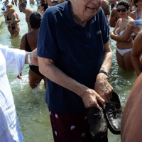 Foto Nicoloro G.  15/08/2015   Cervia ( Ravenna )  Ventitreesima edizione di " Cervia, la spiaggia ama il libro ", con il tradizionale sbarco degli scrittori sulla spiaggia della cittadina romagnola. nella foto Folco Quilici, presente con il libro " Relitti e tesori. Avventure e misteri nei mari del mondo ".