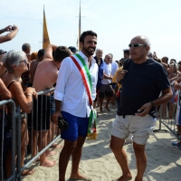 Foto Nicoloro G.  15/08/2015   Cervia ( Ravenna )  Ventitreesima edizione di " Cervia, la spiaggia ama il libro ", con il tradizionale sbarco degli scrittori sulla spiaggia della cittadina romagnola. nella foto il sindaco di Cervia Luca Coffari e il vicedirettore de Il Resto del Carlino Beppe Boni appena sbarcati.