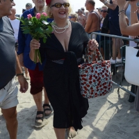 Foto Nicoloro G.  15/08/2015   Cervia ( Ravenna )  Ventitreesima edizione di " Cervia, la spiaggia ama il libro ", con il tradizionale sbarco degli scrittori sulla spiaggia della cittadina romagnola. nella foto la comica Maria Pia Timo, presente con il libro " La Vespa Teresa ".