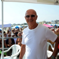 Foto Nicoloro G.  15/08/2015   Cervia ( Ravenna )  Ventitreesima edizione di " Cervia, la spiaggia ama il libro ", con il tradizionale sbarco degli scrittori sulla spiaggia della cittadina romagnola. nella foto l' ex c.t. della nazionale di calcio Arrigo Sacchi, presente con il libro " Calcio totale ".