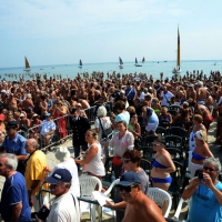 Foto Nicoloro G.  15/08/2015   Cervia ( Ravenna )  Ventitreesima edizione di " Cervia, la spiaggia ama il libro ", con il tradizionale sbarco degli scrittori sulla spiaggia della cittadina romagnola. nella foto una veduta del pubblico sulla spiggia.