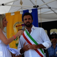 Foto Nicoloro G.  15/08/2015   Cervia ( Ravenna )  Ventitreesima edizione di \" Cervia, la spiaggia ama il libro \", con il tradizionale sbarco degli scrittori sulla spiaggia della cittadina romagnola. nella foto la giornalista Francesca Cantiani intervista il sindaco di Cervia Luca Coffari.