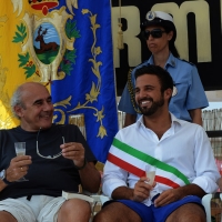 Foto Nicoloro G.  15/08/2015   Cervia ( Ravenna )  Ventitreesima edizione di " Cervia, la spiaggia ama il libro ", con il tradizionale sbarco degli scrittori sulla spiaggia della cittadina romagnola. nella foto da sinistra il vicedirettore de Il Resto del Carlino Beppe Boni e il sindaco di Cervia Luca Coffari.