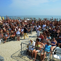 Foto Nicoloro G.  15/08/2015   Cervia ( Ravenna )  Ventitreesima edizione di " Cervia, la spiaggia ama il libro ", con il tradizionale sbarco degli scrittori sulla spiaggia della cittadina romagnola. nella foto una veduta del pubblico sulla spiggia.